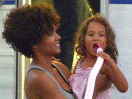Halle Berry vzala dceru na natáčení. Halle Berry vzala dceru na natáčení.