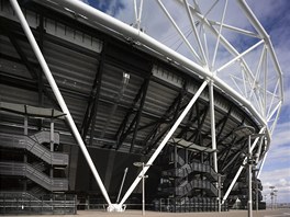 V porovn�n� s p�edchoz�mi stadiony si stavba vy��dala jen zlomek oceli.