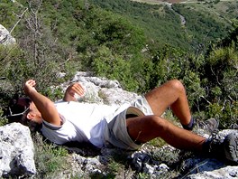 Siesta na vyhlídce. Spolucestující Vincente se snaží najít co nejpohodlnější Siesta na vyhlídce. Spolucestující Vincente se snaží najít co nejpohodlnější