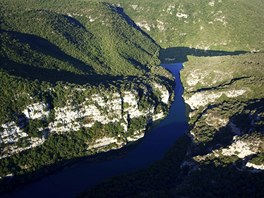 Kaňon Verdon v jižní Francii začíná za městečkem Castellane a táhne se mezi Kaňon Verdon v jižní Francii začíná za městečkem Castellane a táhne se mezi