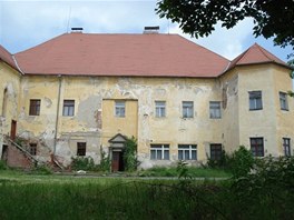 Zámeček v obci Čížová u Písku si lze koupit za 3,4 milionů korun. V zámečku Zámeček v obci Čížová u Písku si lze koupit za 3,4 milionů korun. V zámečku