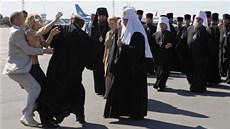 Na patriarchu ruské pravoslavné církve Kirilla se na leti�ti v Kyjeve vrhla...