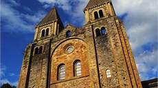 Díry, které ve zdech zanechaly trámy lešení a střídání materiálů ukazují, čím Díry, které ve zdech zanechaly trámy lešení a střídání materiálů ukazují, čím