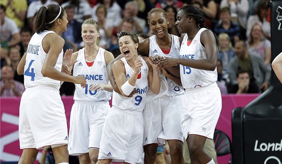 VYDŘELY JSME TO! Francouzské basketbalistky jásají poté, co v prodloužení VYDŘELY JSME TO! Francouzské basketbalistky jásají poté, co v prodloužení