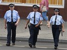 Když obsluha kamerového systému uvidí kuřáka, který odhodil nedopalek na zem, Když obsluha kamerového systému uvidí kuřáka, který odhodil nedopalek na zem,
