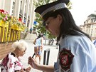 Během hodiny strážníci v úterý přistihli sedm kuřáků, kteří nedopalek hodili na Během hodiny strážníci v úterý přistihli sedm kuřáků, kteří nedopalek hodili na