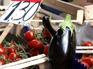 Trhovci nesn�ej�, kdy� se jim n�kdo p�ehrabuje ve vystaven�m ovoci a zelenin�.