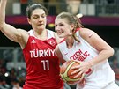Basketbalistka Ilona Burgerov� p�i souboji s Nevriye Yilmazovou z Turecka (30.