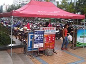 Parkovi�t� motorek v Kunmingu. ��na, (�ervenec 2012)