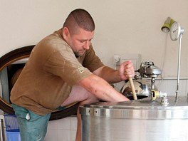 Michal Havrda je původně automechanik. Nyní vaří pivo v rodinném minipivovaru v Michal Havrda je původně automechanik. Nyní vaří pivo v rodinném minipivovaru v
