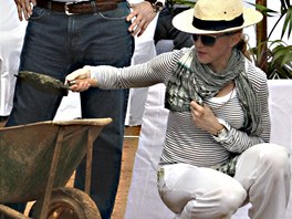 Madonna položila do základů školy v Malawi cihlu s nápisem "Odvaž se snít" Madonna položila do základů školy v Malawi cihlu s nápisem "Odvaž se snít"