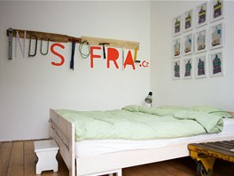 Origin�ln� v�zdoba nechyb� ani nad postel�: pracovn� rukavice pod sklem,