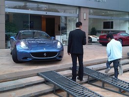 Prodejna Ferrari v Kunmingu. ��na, (�ervenec 2012)