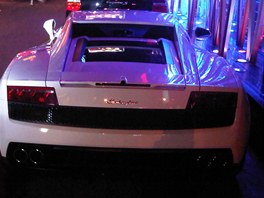 Lamborghini zaparkovan� p�ed restaurac�. Kunming, ��na (�ervenec 2012)