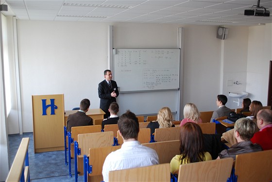 Vysok� �kola hotelov� v�Praze: p�edn�ka - posluch�rna