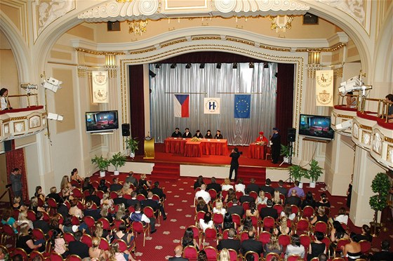 Vysok� �kola hotelov� v�Praze � promoce