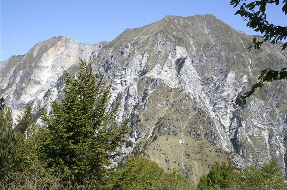 Monte Ciampon. 1709 metr� vysok� soused vrcholu Monte Cuarnan