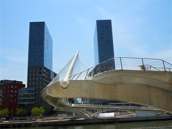 Most Zubizuri od Santiaga Calatravy a v�e Atea od japonsk�ho architekta