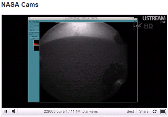 První foto z vozítka Curiosity po přistání na Marsu První foto z vozítka Curiosity po přistání na Marsu