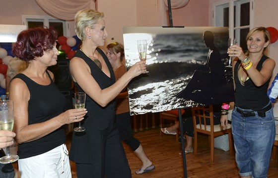 Kmotry v�stavy akt� Renaty Dr�ssler a Lenky Hata�ov� byla Petra Jan�, Martin