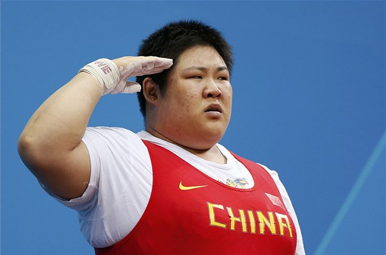 ��nsk� vzp�ra�ka �ou Lu-lu se raduje ze zlat� olympijsk� medaile.