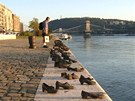 Pomn�k nedaleko ma�arsk�ho parlamentu v Budape�ti p�ipom�n� �idy, kter� nacist�