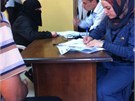 Pracovníci Noor Al Husein Foundation naslouchají příběhům syrských uprchlíků Pracovníci Noor Al Husein Foundation naslouchají příběhům syrských uprchlíků