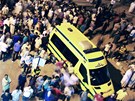 Sanitky p�ed nemocnic� v egyptsk�m m�st� El Ar� po �toku ozbrojenc�, kte�� na