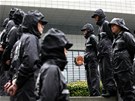 ��n�t� policist� st�e�� budovu soudu ve m�st� Che-fej, kde se rozhoduje o osudu