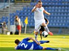 Plzeňský útočník Jakub Hora přeskakuje obránce Chorzowa v utkání předkola Plzeňský útočník Jakub Hora přeskakuje obránce Chorzowa v utkání předkola