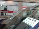 Policejní vůz před budovou agentury Czechinvest v Praze, kterou začala Policejní vůz před budovou agentury Czechinvest v Praze, kterou začala