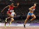 BUDOU MÍT MEDAILI. První t�i �eny vbíhají do cíle závodu na 400 m p�eká�ek -...