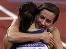 GRATULACE OD KAMARÁDKY. Denisa Rosolová dob�hla ve finále sedmá a hned b�ela...