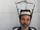 MU�ENÍ? NE. MEDICÍNA. Etnický Ujgur b�hem tradi�ní �ínské lé�by osteoartrózy...
