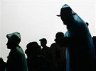 �EKÁNÍ NA OSLAVU. Ortodoxní �idé �ekají v de�ti na oslavu k ukon�ení více ne�...
