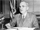 Harry Truman promlouvá k médiím v roce 1945 Harry Truman promlouvá k médiím v roce 1945