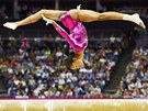 Americk� gymnastka Gabrielle Douglasov� p�i sv� olympijsk� sestav� na kladin�