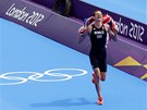 ZLATO. Brit�t� fanou�ci povzbuzuj� dom�c�ho Alistaira Brownleeho, kter�