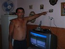 V bytech nechyb�j� televize nebo ledni�ky, elekt�ina je�t� funguje. Robert