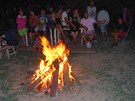 Romov� z P�edn�dra�� str�vili posledn� povolenou noc p�i zp�vu u ohn�. (4.