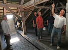 Úředníci kontrolují domy v romském ghettu na Přednádraží v Ostravě-Přívozu. (6. Úředníci kontrolují domy v romském ghettu na Přednádraží v Ostravě-Přívozu. (6.