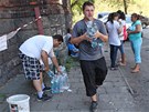 V Přednádraží je nouze o vodu. Lidé zatím mají jednou denně přistavenou V Přednádraží je nouze o vodu. Lidé zatím mají jednou denně přistavenou