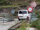 �idi�i nerespektuj� z�kaz vjezdu a p�es nebezpe�n� most p�ej�d�. 