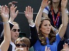Princ William a jeho �ena fandili p�i tenisovém �tvrtfinále Britovi Andymu...