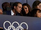Princ William s man�elkou na zahajovacím ceremoniálu.