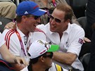 Princ William se raduje s bratrancem Peterem Phillipsem z výsledk� jezdeckých...
