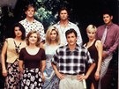 Je to u� dvacet let, co se do bytového komplexu s bazénem v Melrose Place...
