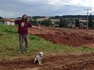 Martin V�chet na míst�, kde stavební stroje rozrývají tradi�ní areál...
