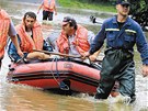 Velk� voda ze �umavy dorazila na Plze�sko 8. srpna 2002. Z kostela sv. Ji�� v