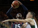 Americk� reprezentant Carmelo Anthony se tla�� k litesk�mu ko�i kolem �arunase
